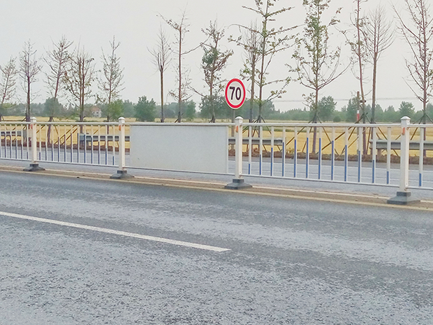 城市道路鋅鋼護(hù)欄的功能介紹，道路<a   target=_blank class=infotextkey>護(hù)欄廠家</a>選擇