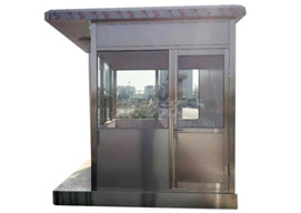 不銹鋼崗?fù)?/></p><p>此時(shí)，污染較輕微時(shí)，可用中性清洗劑或肥皂水，即可完全清洗干凈，但嚴(yán)重時(shí)則不是簡(jiǎn)單能處理的。在這種環(huán)境中盡可能每年作2-3次外表定期清掃工作，至少也需要做一次定期清掃。不銹鋼崗?fù)ひ蚴止富蛑讣y引起的生銹的處理方法：若用中性清洗劑無(wú)法清除干凈時(shí)，則用海綿、布等沾上有機(jī)溶劑（酒精、輕油精等）來(lái)擦拭。此種方法，仍無(wú)法清除時(shí)，再使用不銹鋼用清洗藥液來(lái)清除。總言之，各種清洗方法做清洗后，可以再做一次清水沖洗。</p><p>不銹鋼崗?fù)け砻姹Ｗo(hù)膠膜引起的污染的處理方法：使用海綿、布沾上水溶性的中性清洗劑、或酒精來(lái)擦拭。如果仍然無(wú)效時(shí)，則使用沖洗劑、輕油精來(lái)清除。清洗后再用清水完全沖洗干凈。不銹鋼崗?fù)け砻娓街逑此幰阂鸬纳P的處理方法：若用中性清洗劑無(wú)法清除干凈時(shí)，則使用清洗藥液來(lái)清除?！〔讳P鋼崗?fù)け砻嬉蚋街}分而引起生銹的處理方法：在海岸地區(qū)等正面受海風(fēng)吹擊，SUS304不銹鋼也會(huì)在短期內(nèi)，就產(chǎn)生紅銹。而且，比其它地區(qū)生銹的更快，處理方法，海岸地區(qū)在采用不銹鋼外裝時(shí)，希望盡可能采用更具耐蝕性的SUS316不銹鋼。至于用SUS304作不銹鋼外裝時(shí)，盡可能每年作3-4次的定期清掃。</p><p>不銹鋼崗?fù)け砻媸墚惙N金屬附著而生銹時(shí)的處理方法：因鐵粉等引起的“附帶生銹”或情形不太嚴(yán)重時(shí)，可用海綿或布、加上中性清洗劑或肥皂水，來(lái)擦拭即可很容易地清除銹。而后，再用清水沖洗，注意不可讓清洗藥液留在上面。這種程度的生銹清除，只要及時(shí)做清除工作不僅維修容易，更有效果，而且其清除費(fèi)用也很便宜。但若此時(shí)不管它，不久后即形成氫氧化鐵、氧化鐵、亞硫酸鐵等混合物，并呈現(xiàn)荼褐色的嚴(yán)重生銹狀態(tài)。此種狀況下，可用市面銷售的不銹鋼用清洗藥液、或硝酸15的稀釋等完全的清除干凈。然而，也有消除不掉的銹，同時(shí)多少也會(huì)傷害不銹鋼面，或損傷不銹鋼，此時(shí)則用砂紙或不銹鋼刷子，來(lái)研磨擦拭，然后再用清洗藥液清洗干凈。</p><p>并不是所有的生銹都可以通過同樣的方法進(jìn)行去除，而是要針對(duì)不同原因引起的生銹來(lái)進(jìn)行相應(yīng)的處理，才能達(dá)到的去除銹跡的目的。只要選對(duì)不銹鋼<strong>崗?fù)さ牟馁|(zhì)</strong>就不會(huì)出現(xiàn)生銹的現(xiàn)象，那么當(dāng)你的不銹鋼崗?fù)どP時(shí)，可以根據(jù)上述的情況進(jìn)行相對(duì)應(yīng)的清潔處理方法。</p></div>  <p>
    文章名稱：<a href=