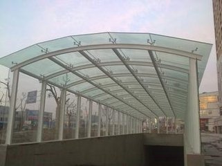 選擇成都遮陽棚時(shí)，要注意哪些因素